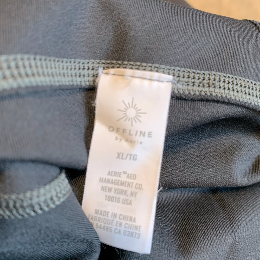 Aerie 7/8 Black Leggings w/ Gray Stitching - Picture 4 of 4